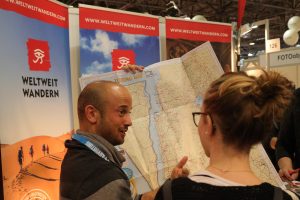 Guide erklärt israelische Reiseroute einem Gast